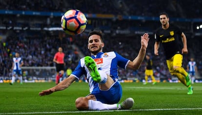 Aarón Martin, del Espanyol, lucha por la pelota en el partido contra el Atlético.
