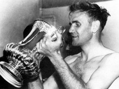 Don Revie, con la Copa de 1956.