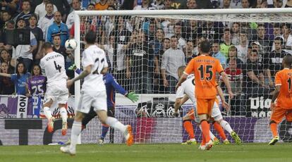Ramos marca de cabeza el primer gol del Madrid
