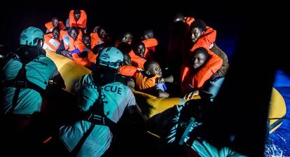 Um grupo de imigrantes é resgatado pela equipe do navio 'Aquarius', no dia 9 de maio.