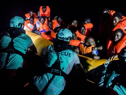 Um grupo de imigrantes é resgatado pela equipe do navio 'Aquarius', no dia 9 de maio.