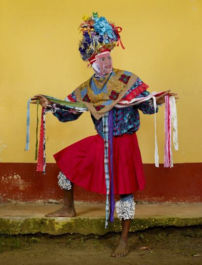 Los garínagu o garifuna son los descendientes de los llamados "caribes negros", una mezcla de los esclavos llegados a la isla de San Vicente desde el África Occidental y los aborígenes arahuacos y caribes que habitaban las Antillas Menores. Del 24 de diciembre al 6 de enero, se celebran las danzas wanáragua en Belice y Guatemala, en las que los danzantes se disfrazan de mujeres blancas, con atuendos confeccionados con hojas secas de plátano, y van visitando todas las casas del pueblo, donde les dan comida y alcohol.