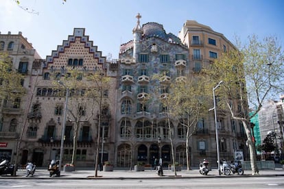 Sacar una foto de la barcelonesa Casa Batlló en la que aparecía otra persona haciéndole un foto a la Casa Batlló llegó a ser un género artístico en sí mismo.