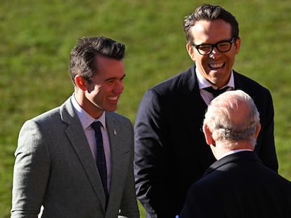 Los actores Rob McElhenney y Ryan Reynolds saludan al Rey Carlos III durante su visita a Wrexham.