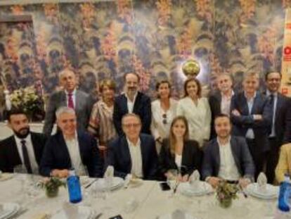 María Dolores de Cospedal, expresidenta de Castilla-La Mancha, con miembros del Club Conecta.