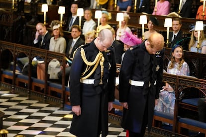 El príncipe Enrique de Inglaterra (izquierda) acompañado de su hermano en la capilla de San Jorge.
