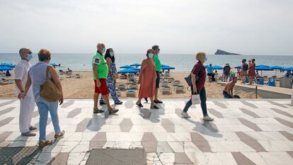 Varias personas pasean en el paseo marítimo de Benidorm, en septiembre de 2020.