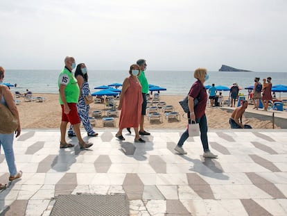 Varias personas pasean en el paseo marítimo de Benidorm, en septiembre de 2020.