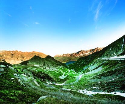 Este puerto suizo, que une los cantones de Uri y del Tesino, cuenta con una de las mayores peculiaridades del continente: una carretera totalmente adoquinada desde Val Tremola (Tesino) hasta más allá de Andermatt (Uri).