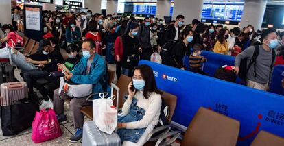 Viajeros con mascarillas en una estación de tren de Hong Kong.