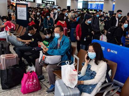 Viajeros con mascarillas en una estación de tren de Hong Kong.