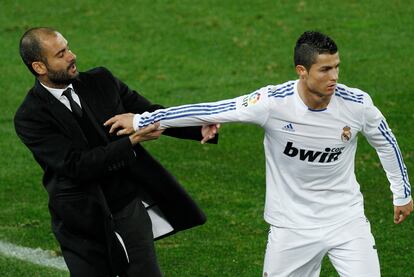 Guardiola y Cristiano, en un clásico en el Camp Nou en 2010. AFP