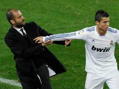 Guardiola y Cristiano, en un clásico en el Camp Nou en 2010. AFP