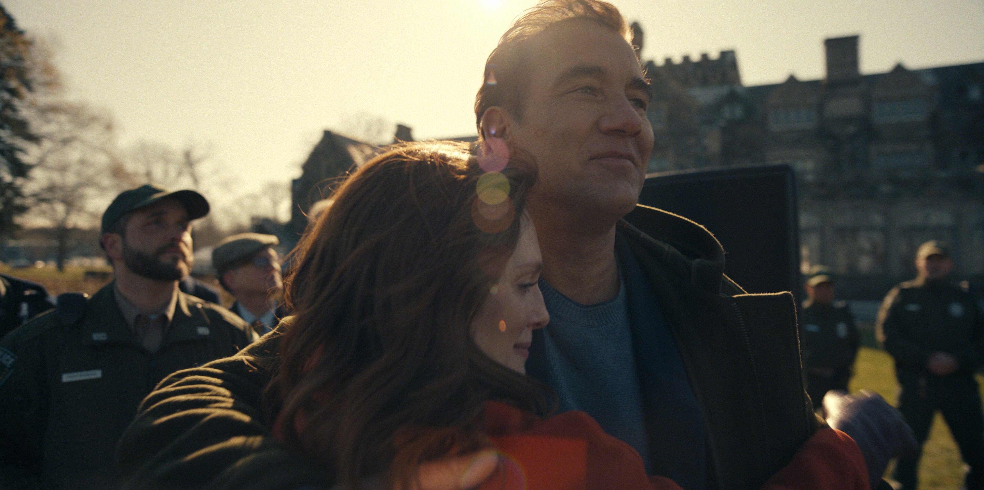 Julianne Moore y Clive Owen, en el primer capítulo de 'La historia de Lisey'.