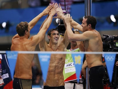 Phelps celebra su última victoria con sus compañeros de equipo en la prueba de 4x100 metros.