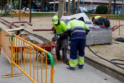 Trabajadores de la construcción en Madrid el 2 de abril.