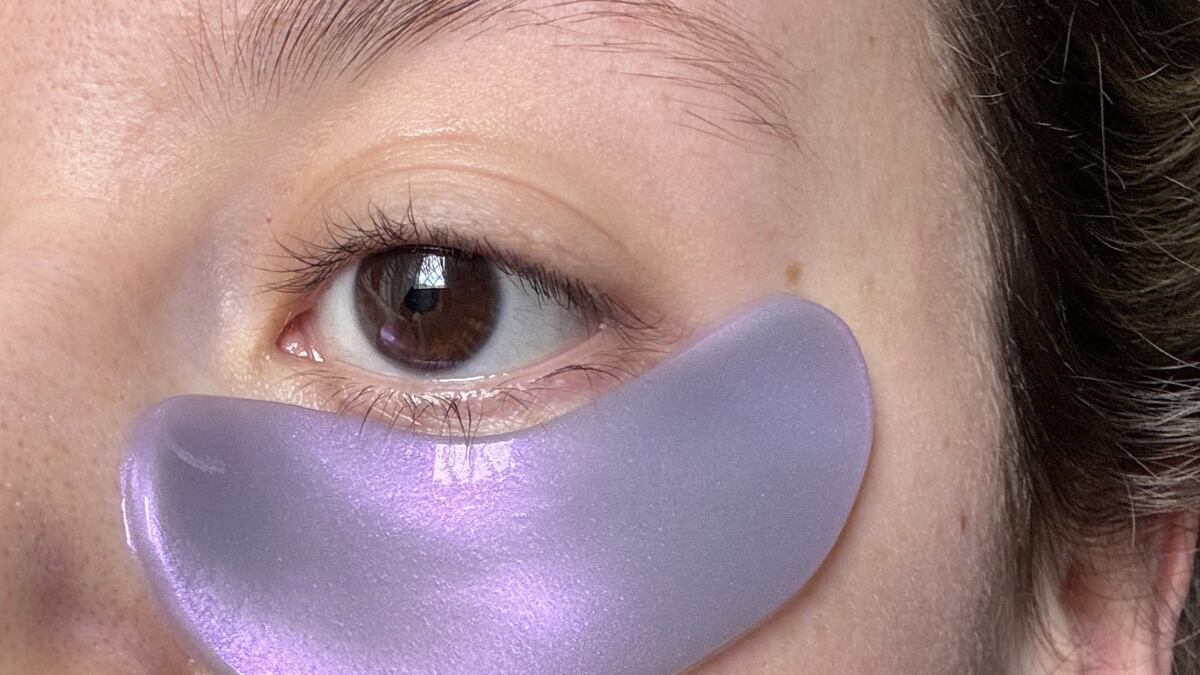 Prueba con los restoring purple eye masks de Grace & Stella.