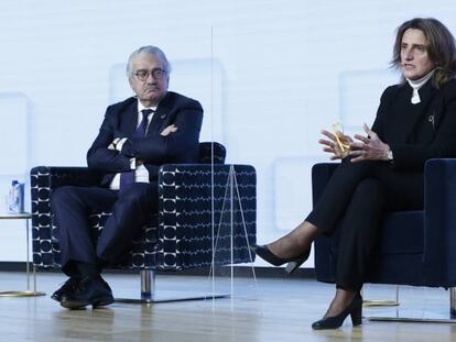 Teresa Ribera, vicepresidenta cuarta y ministra para la Transición Ecológica y el Reto Demográfico, junto al consejero delegado de Endesa, José Bogas, este miércoles en el Spain Investors Day, en Madrid.
