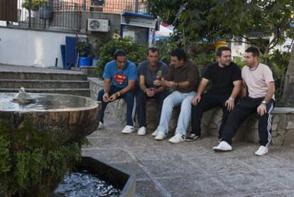 Un grupo de parados charla en la plaza de Benalup.