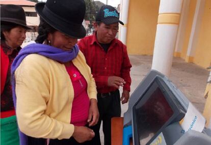 Una mujer imprime su boleta &uacute;nica electr&oacute;nica durante las elecciones en la provincia de Salta.