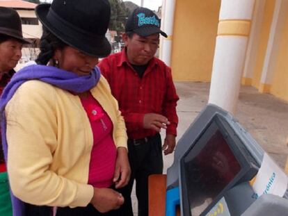 Una mujer imprime su boleta &uacute;nica electr&oacute;nica durante las elecciones en la provincia de Salta.