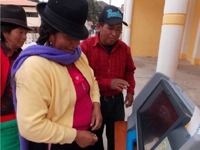 Una mujer imprime su boleta &uacute;nica electr&oacute;nica durante las elecciones en la provincia de Salta.