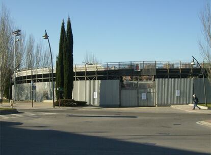 Plaza de toros en Pozuelo situada en una zona verde.