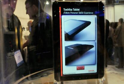 La tableta de Toshiba va con el sistema operativo Honeycomb  (Android), pantalla de 10 pulgadas y doble cámara.