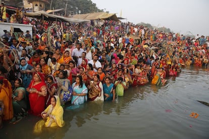 Devotos hindúes rezan al dios Sol en las aguas del río Yamuna, en Allahabad (India).