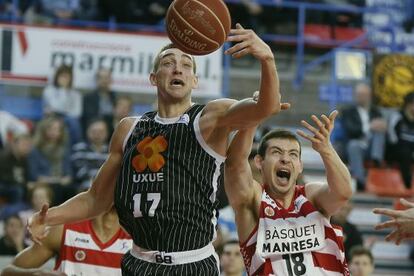 Axel Hervel del Uxue Bilbao Basquet en un partido contra el Manresa