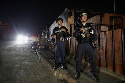 Marinos hacen guardia en las calles de Viña del Mar, en febrero.