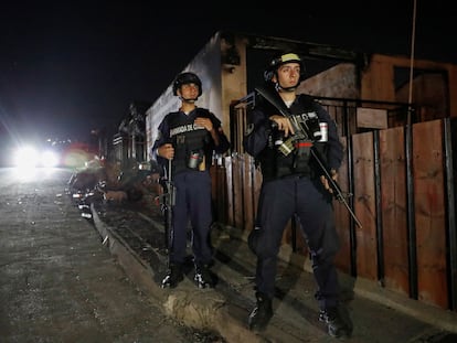 Integrantes de la Armada hacen una guardia nocturna en Viña del Mar, en febrero.