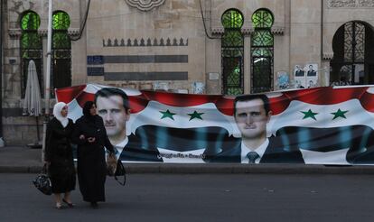 Carteles electorales a favor de Bachar el Asad