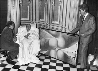 Pitxot (dreta) i Jordi Pujol visiten a un Salvador Dalí greument malalt a Figueres, l'any 1988.