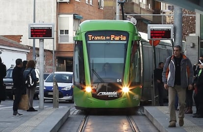 El tranvía de Parla, a su paso por una de las estaciones en el centro de la ciudad.