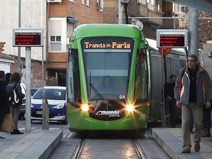 El tranvía de Parla, a su paso por una de las estaciones en el centro de la ciudad.