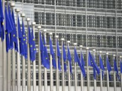 Izado de la Bandera de Europa en la Glorieta de San Vicente, con motivo de la celebraci&oacute;n.