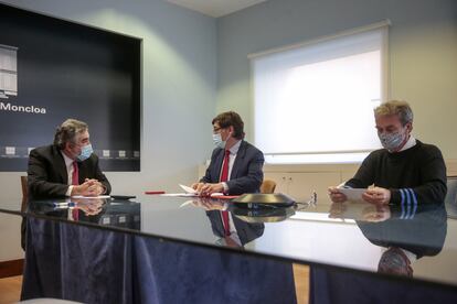 José Manuel Rodríguez Uribes, Salvador Illa y Fernando Simón durante la reunión por videoconferencia con representantes de la cultura este jueves.