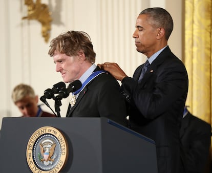 El expresidente de Estados Unidos, Barack Obama, entrega la Medalla Presidencial de la Libertad a Robert Redford en la Sala Este de la Casa Blanca (Washington) , el 22 de noviembre de 2016. 
