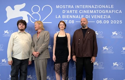 De izquierda a derecha, Aidan Delbis, Jesse Plemons, Emma Stone y Yorgos Lanthimos, en la presentación de 'Bugonia', este jueves en Venecia.