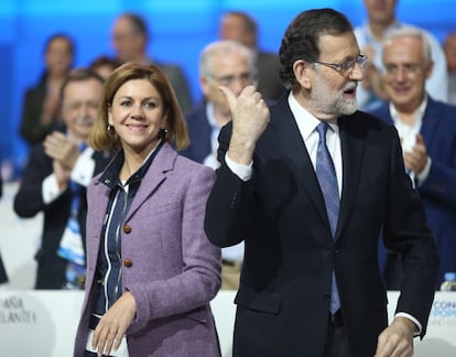 El presidente del Gobierno y del PP, Mariano Rajoy, junto a la secretaria general, María Dolores de Cospedal.