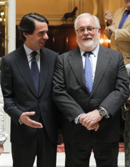El expresidente Jos&eacute; Mar&iacute;a Aznar conversa con Miguel Arias Ca&ntilde;ete, a su llegada a un acto de precampa&ntilde;a. 