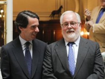 El expresidente Jos&eacute; Mar&iacute;a Aznar conversa con Miguel Arias Ca&ntilde;ete, a su llegada a un acto de precampa&ntilde;a. 