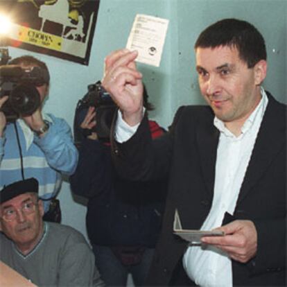 Arnaldo Otegi, portavoz de Batasuna, muestra una papeleta de AuB antes de votar en Elgoibar (Guipúzcoa).