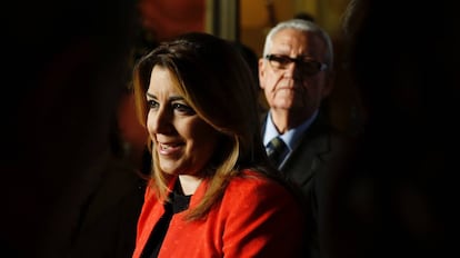 Susana D&iacute;az, seguida del expresidente andaluz Rafael Escuredo, en un acto organizado este lunes por la Cadena SER.