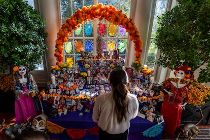 Miembros de la comunidad latina observan la ofrenda del Día de muertos montada en la Casa Blanca, este jueves en Washington.