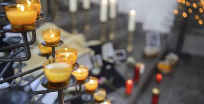 Vigilia en recuerdo de los seis j&oacute;venes fallecidos celebrada en la iglesia de Maria Sondheim en Arnstein, Alemania, el 31 de enero de 2017. 