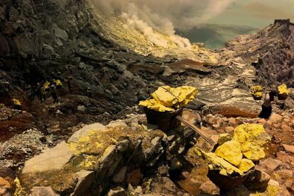 Para acceder a la mina hay que ascender primero hasta la cresta del volcán, a 2.200 metros de altura, y después bajar a la caldera de donde se extrae el mineral.