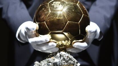 Un mayordomo coloca el trofeo en la ceremonia del año pasado.