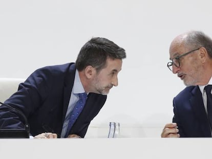 Josu Jon Imaz y Antonio Brufau, consejero delegado y presidente de Repsol, repesctivamente, en la junta de accionistas de la petrolera de 2019.